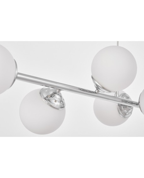 Fragment podłużnej lampy wiszącej z elementami chromu i szkła