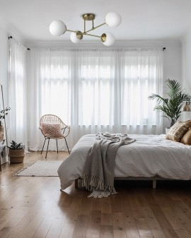 Żyrandol Fino 4 LED złoto szczotkowane, oświetlenie z białymi kulami w sypialni – nowoczesny styl