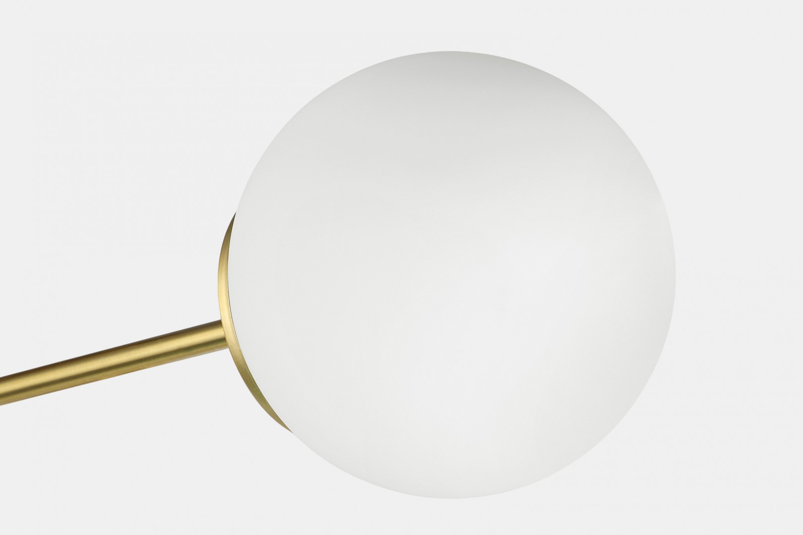 Duże zbliżenie białej kuli lampy Fino 4 LED – nowoczesna lampa w stylu premium