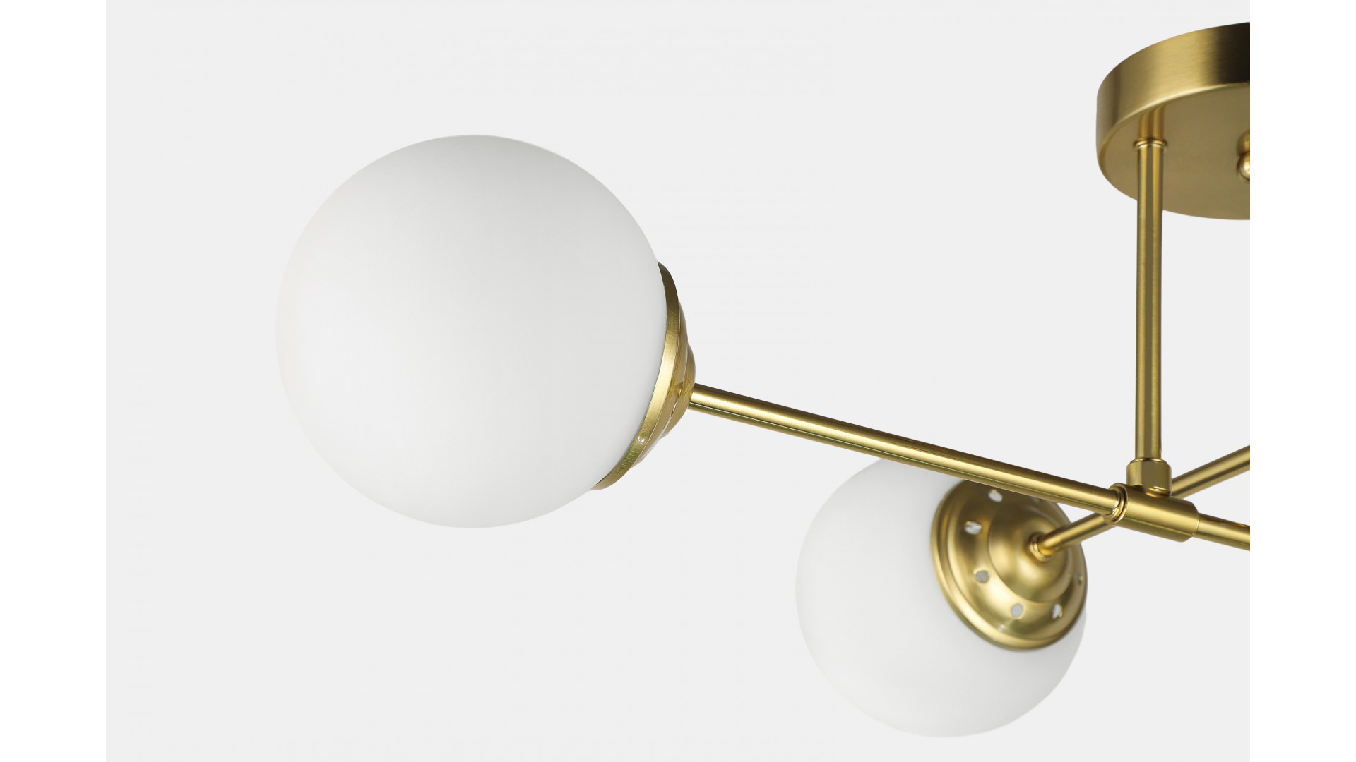 Zbliżenie klosza lampy Fino 4 LED, biała kula na złotym ramieniu – elegancki minimalizm