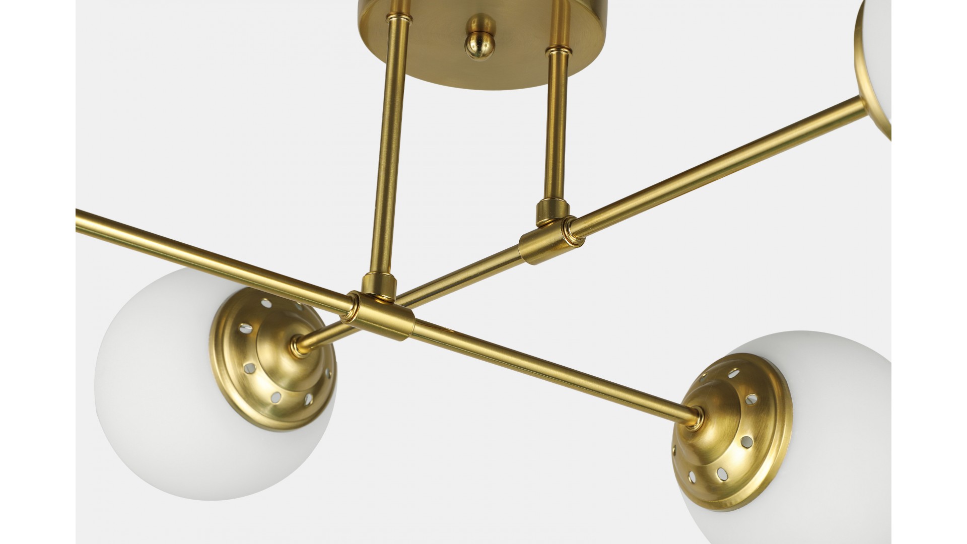 Detal mocowania lampy Fino 4 LED, złoto szczotkowane i geometryczna forma oprawy