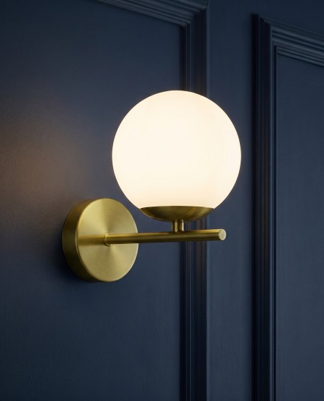 Lampa ścienna LedO W1 w stylu nowoczesnym z białym kloszem na ciemnej ścianie