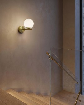Lampa ścienna z białym kloszem LedO W1 na ścianie przy schodach z balustradą szklaną