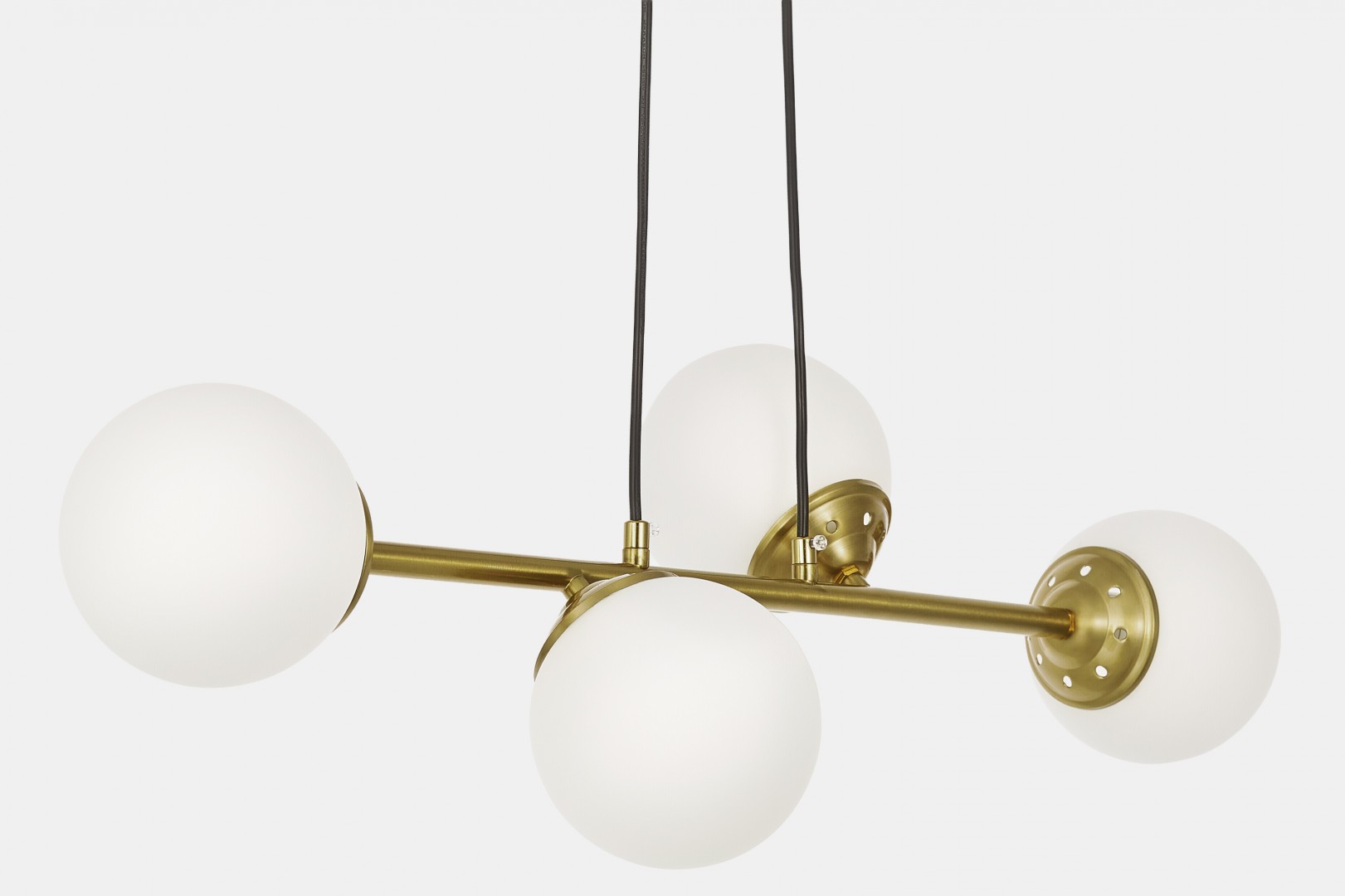 Lampa wisząca szczotkowane złoto z białymi kulami do salonu eleganckie oświetlenie wnętrza cztery klosze szklane Lampit