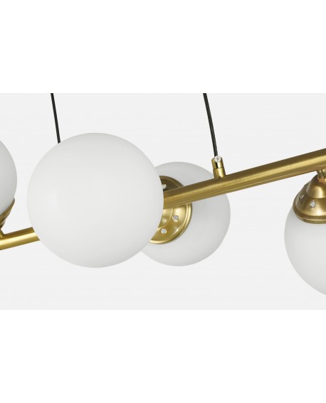Zbliżenie na lampę wiszącą złoto szczotkowane z kulą szkło mleczne FINO 6 LED od Lampit detal metalowej oprawy