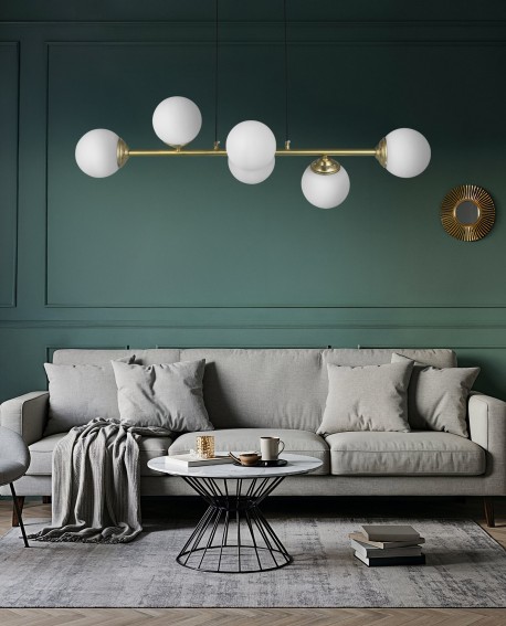 Nowoczesna lampa wisząca złota z białymi kulami na metalowej listwie pokazana nad szarą sofą w salonie FINO 6 LED marki Lampit