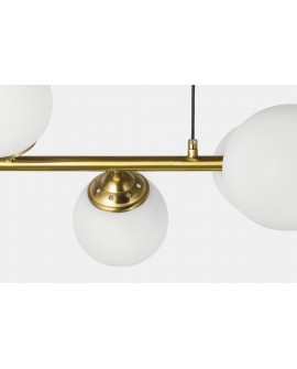 Zbliżenie na lampę metalowy uchwyt w szczotkowanym złocie, mlecznobiałe klosze, elegancki detal w nowoczesnym stylu.