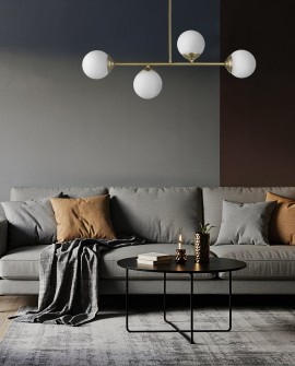 Stylowa lampa z białymi kloszami wisząca FINO W4 zamontowana nad stolikiem kawowym w salonie
