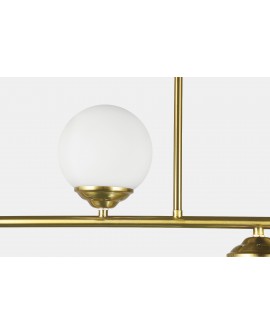 Zbliżenie na klosz ze szkła i szczotkowany złoty metal lampy FINO