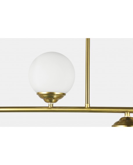 Zbliżenie na klosz ze szkła i szczotkowany złoty metal lampy FINO