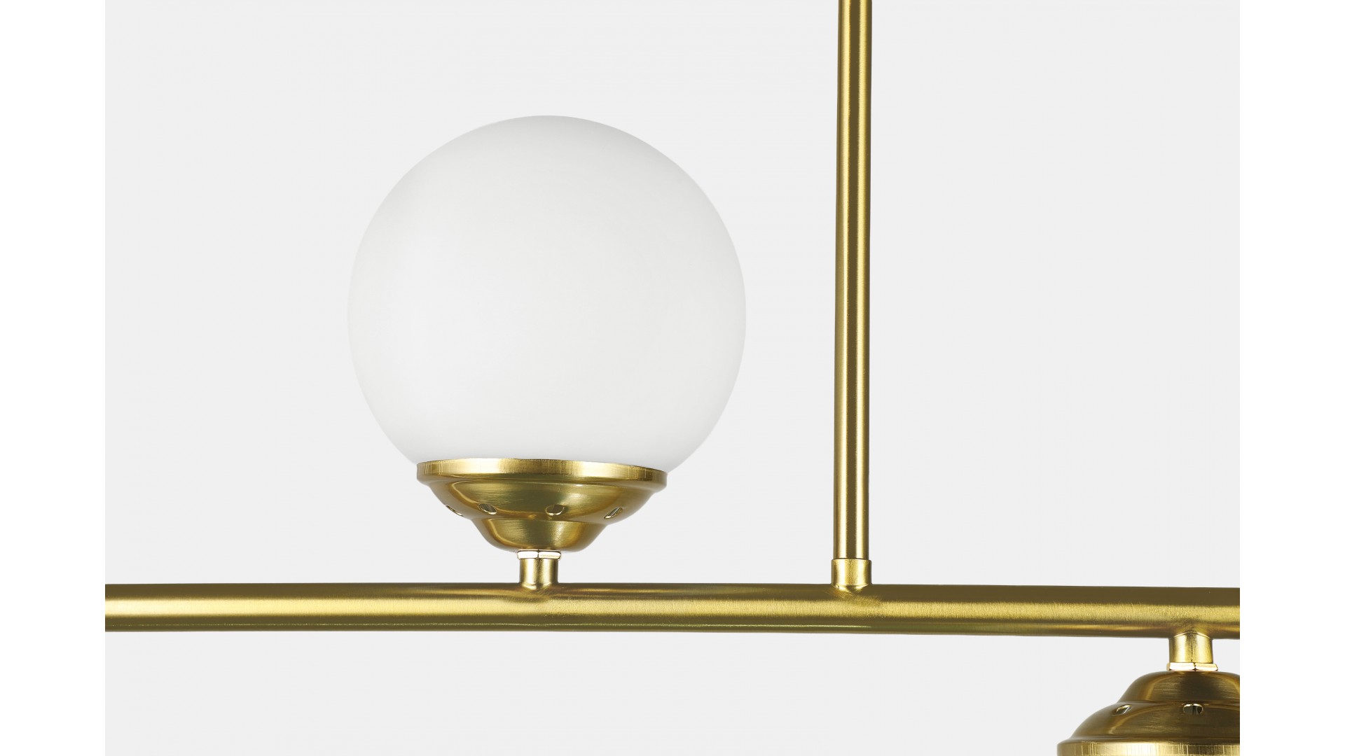 Zbliżenie na klosz ze szkła i szczotkowany złoty metal lampy FINO