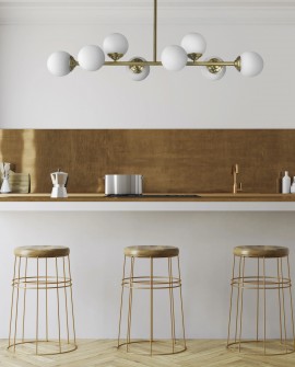 Lampa wisząca FINO W8 ze szczotkowanego złota nad wyspą kuchenną z hokerami