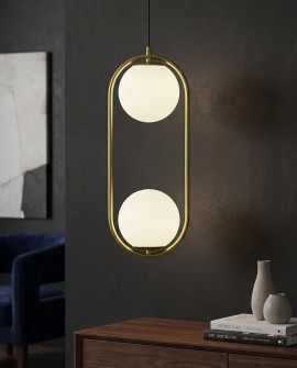 Nowoczesna lampa sufitowa złota VERO Lampit z dwoma białymi kulami w modnym wnętrzu