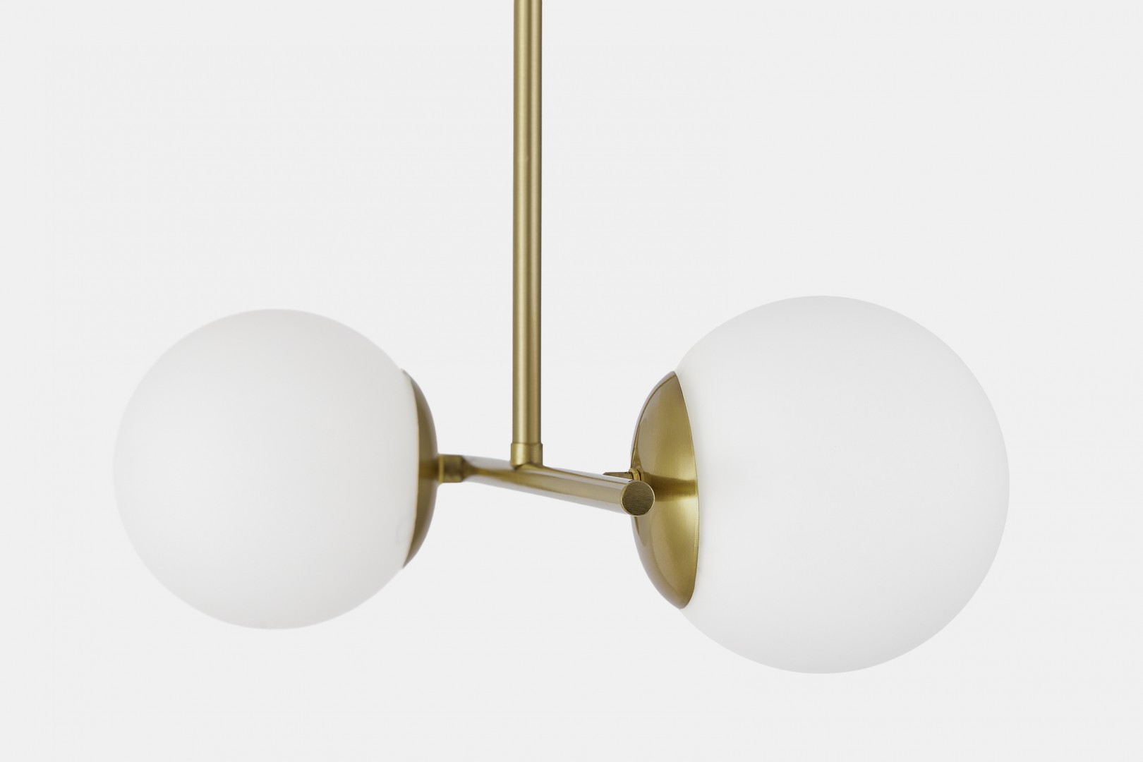 Zbliżenie na dwa białe szklane klosze lampy wiszącej LEDO W2 Lampit