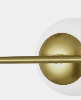 Zbliżenie na mosiężny element lampy wiszącej z białą kulą LEDO W2