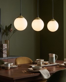 Zbliżenie na potrójną lampę FINO Lampit wiszącą nad zastawionym stołem w eleganckiej jadalni