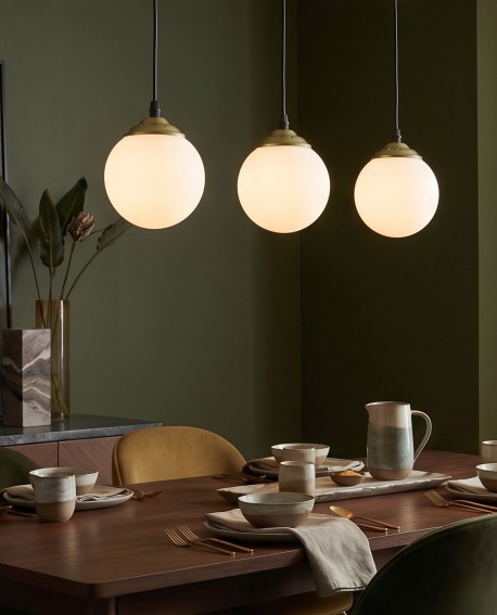 Zbliżenie na potrójną lampę FINO Lampit wiszącą nad zastawionym stołem w eleganckiej jadalni