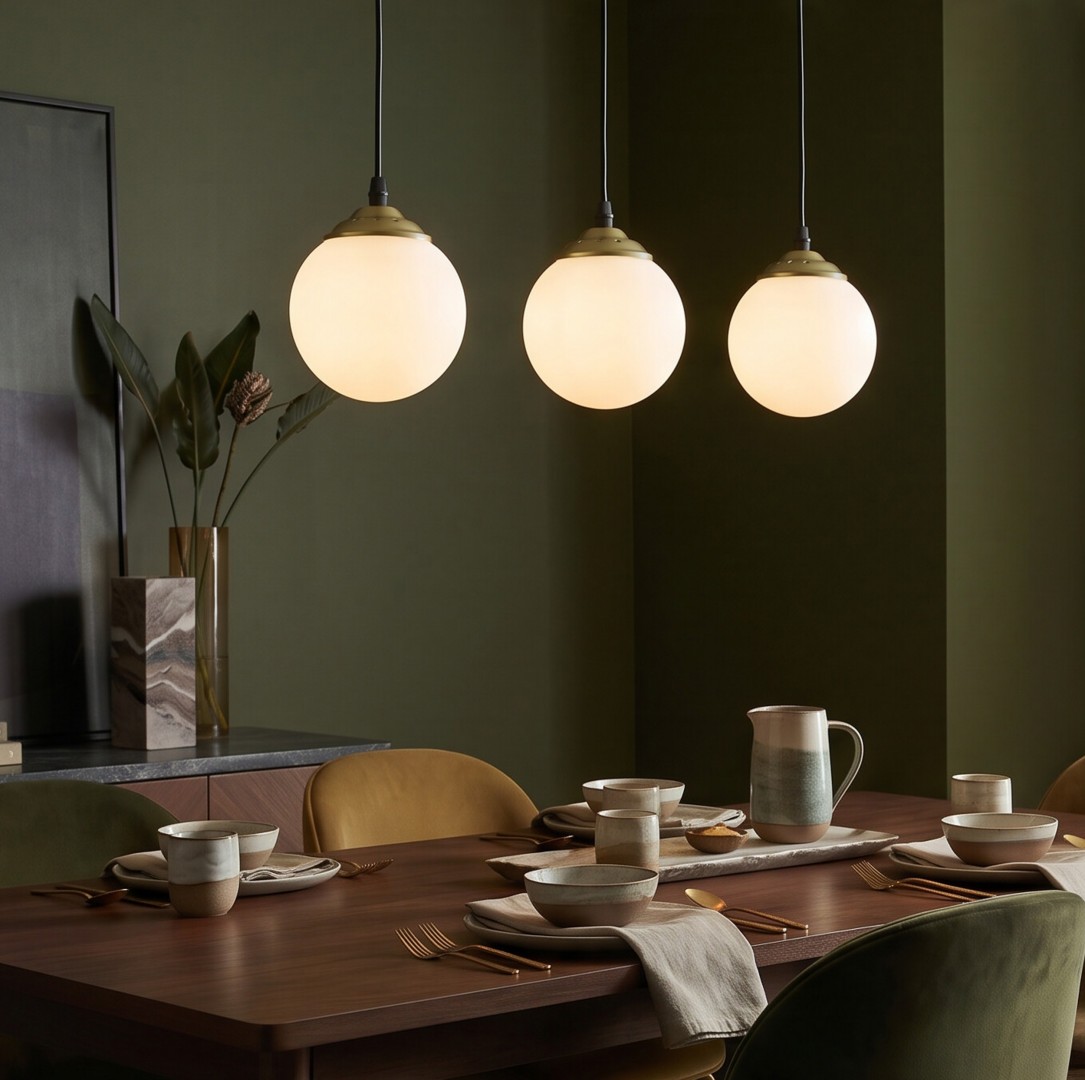 Zbliżenie na potrójną lampę FINO Lampit wiszącą nad zastawionym stołem w eleganckiej jadalni