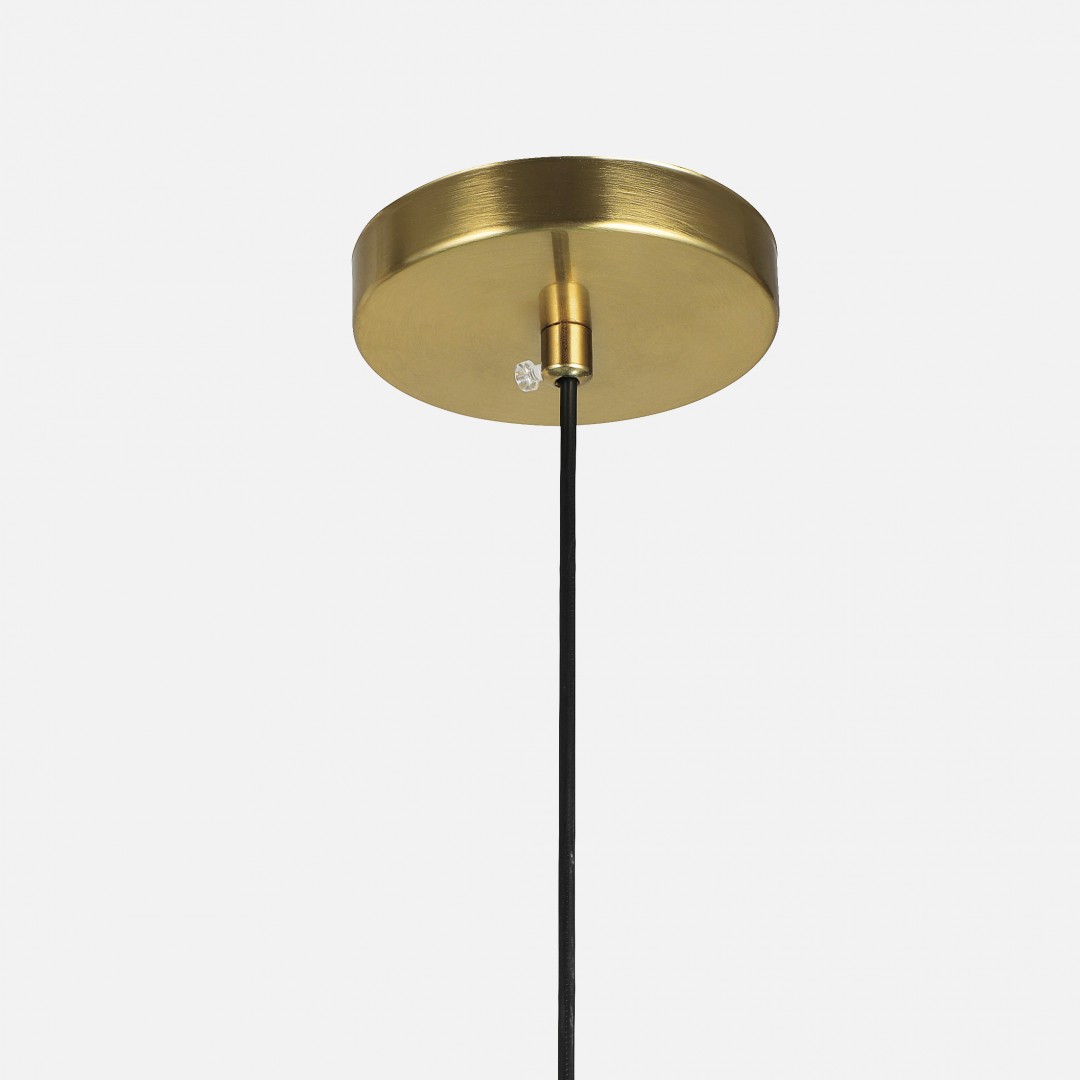 Złota podsufitka lampy wiszącej z czarnym przewodem — eleganckie wykończenie nowoczesnego oświetlenia.