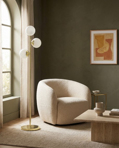 Elegancka złota lampa stojąca FINO W3 z mlecznymi kloszami w kąciku relaksu w sypialni
