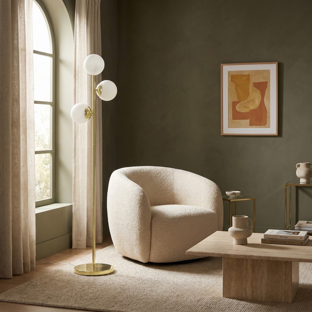 Elegancka złota lampa stojąca FINO W3 z mlecznymi kloszami w kąciku relaksu w sypialni