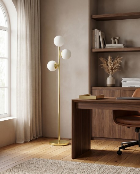 Smukła złota lampa stojąca FINO W3 idealnie doświetla miejsce pracy w eleganckim gabinecie