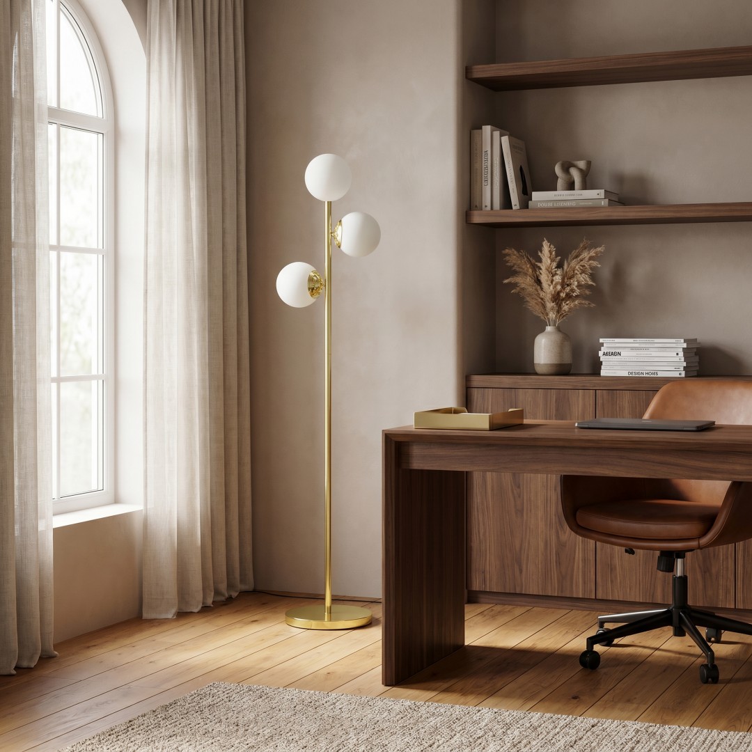 Smukła złota lampa stojąca FINO W3 idealnie doświetla miejsce pracy w eleganckim gabinecie