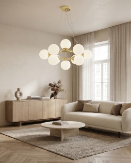 Złota lampa LEDO W12 z dwunastoma mlecznymi kulami w modern classic salonie