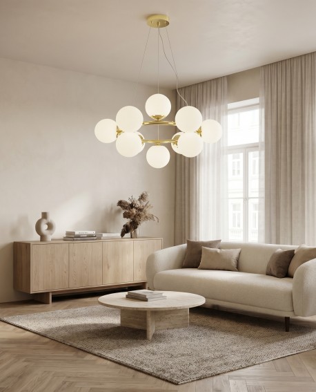 Złota lampa LEDO W12 z dwunastoma mlecznymi kulami w modern classic salonie