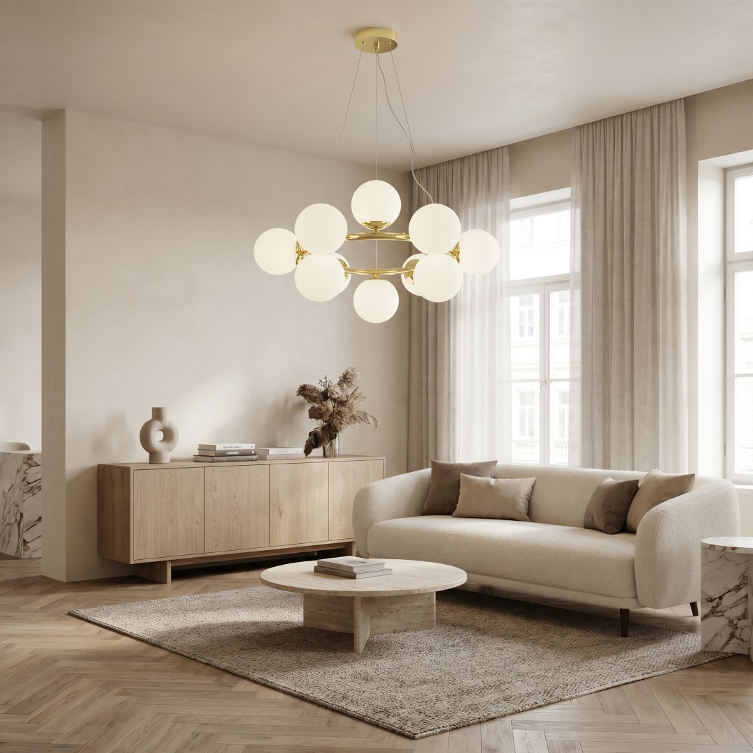Złota lampa LEDO W12 z dwunastoma mlecznymi kulami w modern classic salonie