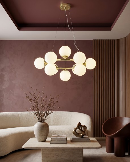 Lampa wisząca nad stolikiem kawowym w stylowym salonie