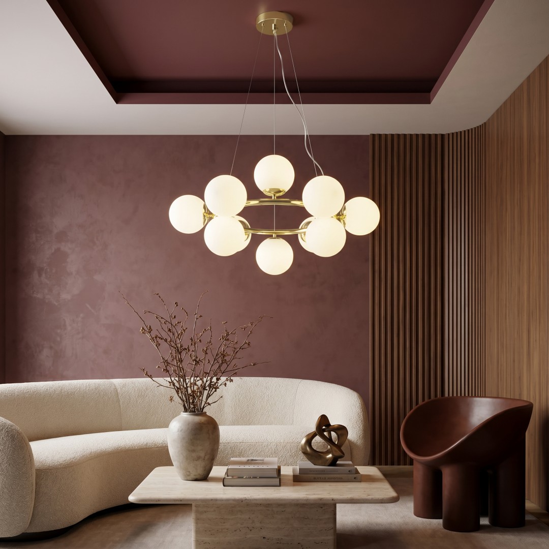 Lampa wisząca nad stolikiem kawowym w stylowym salonie
