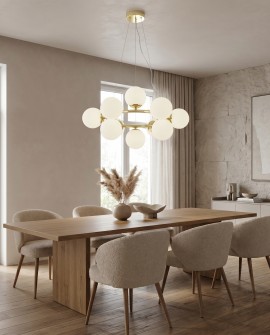 Sufitowa lampa z mlecznymi szklanymi kloszami oświetla jadalnię