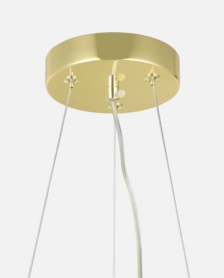 Zbliżenie na złotą podsufitkę lampy wiszącej z mocowaniami i przewodami