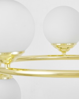 Zbliżenie na białą kulę i złotą obręcz lampy sufitowej FINO RING W6
