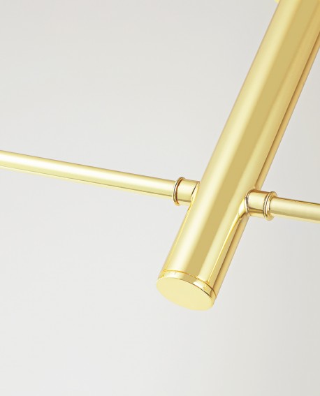  Zbliżenie na złote metalowe ramię nowoczesnej lampy sufitowej w stylu minimalistycznym