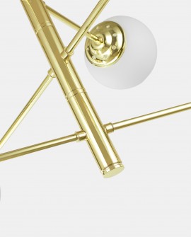 Nowoczesna lampa wisząca z sześcioma mlecznymi kloszami na złotych ramionach, w stylu geometrycznym.