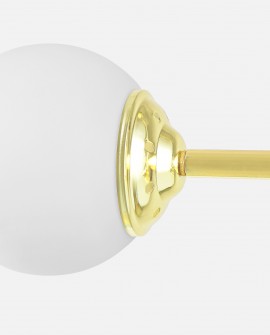 Złota lampa wisząca z matowym kloszem z mlecznego szkła, detal mocowania klosza.