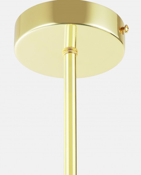 Zbliżenie na złotą podsufitkę lampy sufitowej w stylu modern z eleganckim, połyskującym wykończeniem