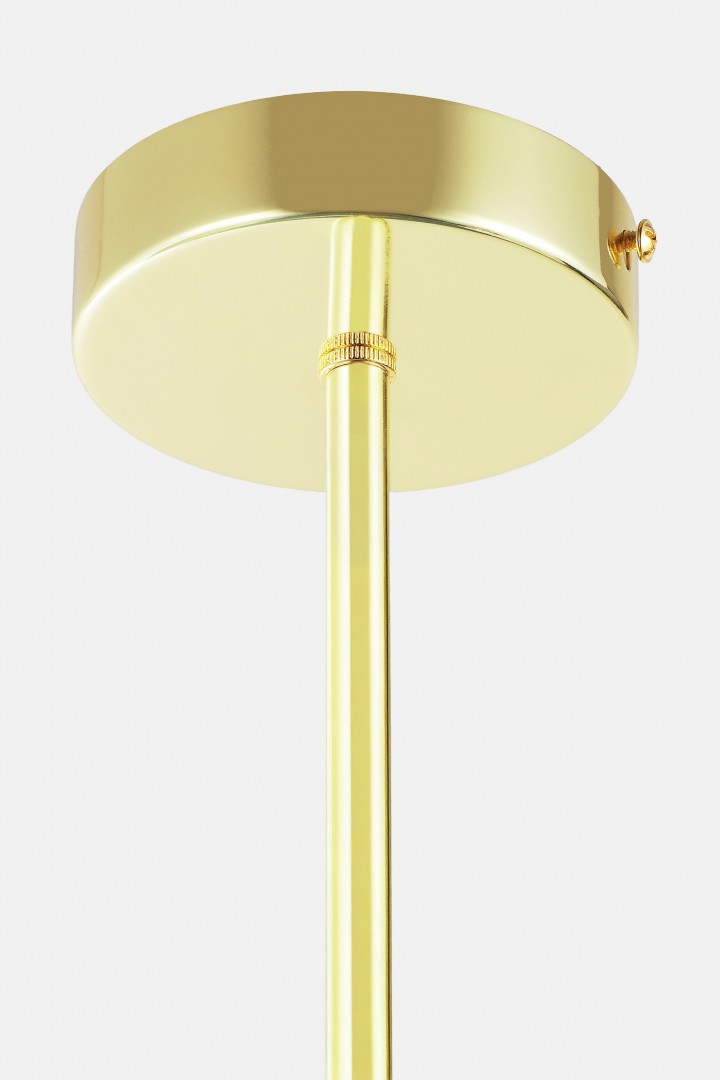 Zbliżenie na złotą podsufitkę lampy sufitowej w stylu modern z eleganckim, połyskującym wykończeniem