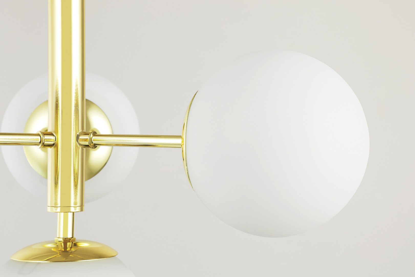 Detal złotej lampy wiszącej z matowym kloszem, nowoczesny design do salonu