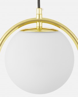 Klosz z mlecznego szkła oraz złote wykończenie lampy sufitowej