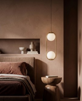 Wisząca lampa klasyczne złoto VERO Lampit w aranżacji sypialni przy łóżku