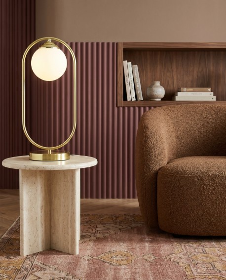 Złota lampa stołowa Lampit VERO z białym kloszem w nowoczesnym stylu do salonu z kanapą