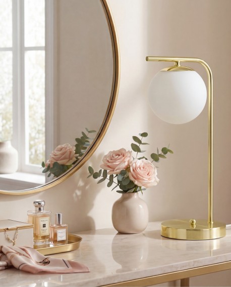 Elegancka złota lampka z białą kula idealna do kobiecej toaletki w stylu glamour