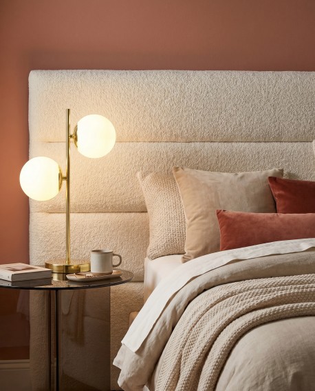 Elegancka biurkowa lampa w klasycznym odcieniu złota jako lampka nocna do przytulnej sypialni