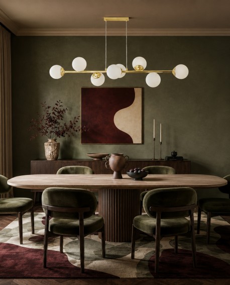 Złota lampa wisząca FINO z mlecznymi kulami nad stołem w jadalni w stylu modern classic