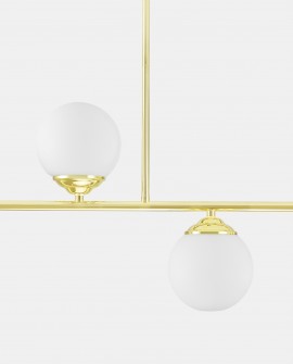 Zbliżenie na złotą lampę z kloszami w kształcie kul, eleganckie mocowanie z otworami, subtelny design