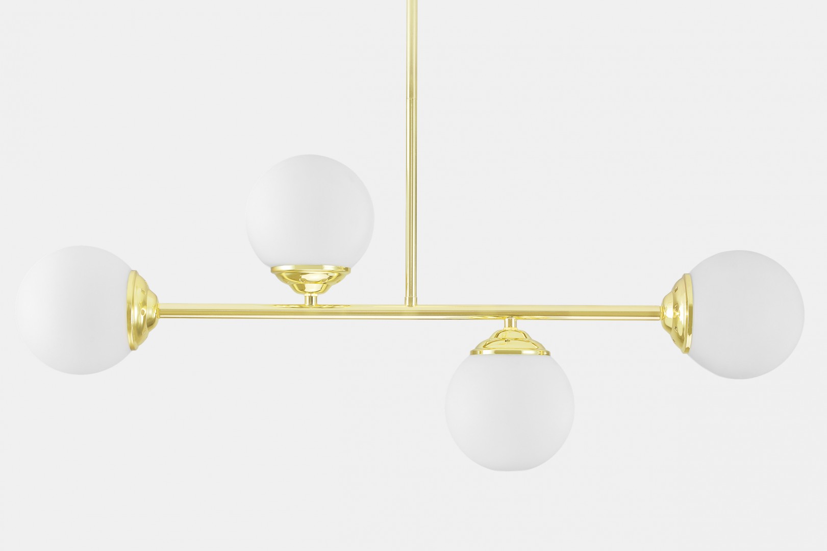 Zbliżenie na złotą lampę z kloszami w kształcie kul, eleganckie mocowanie z otworami, subtelny design