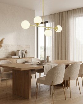 Elegancka lampa z czterema białymi kloszami złoty stelaż w nowoczesnym salonie